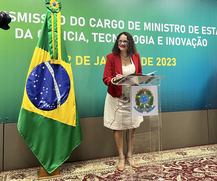 Bolsa de pesquisa não é esmola diz Luciana Santos ao assumir