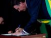 Bolsonaro usa caneta de marca brasileira na posse e empresa comemora
