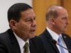 Sem Bolsonaro, Mourão comanda reunião ministerial para discutir o governo federal