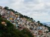 Moradores de favelas passam fome e começam a sair às ruas