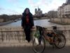 Brasileiro viaja pelo mundo em uma bicicleta de bambu