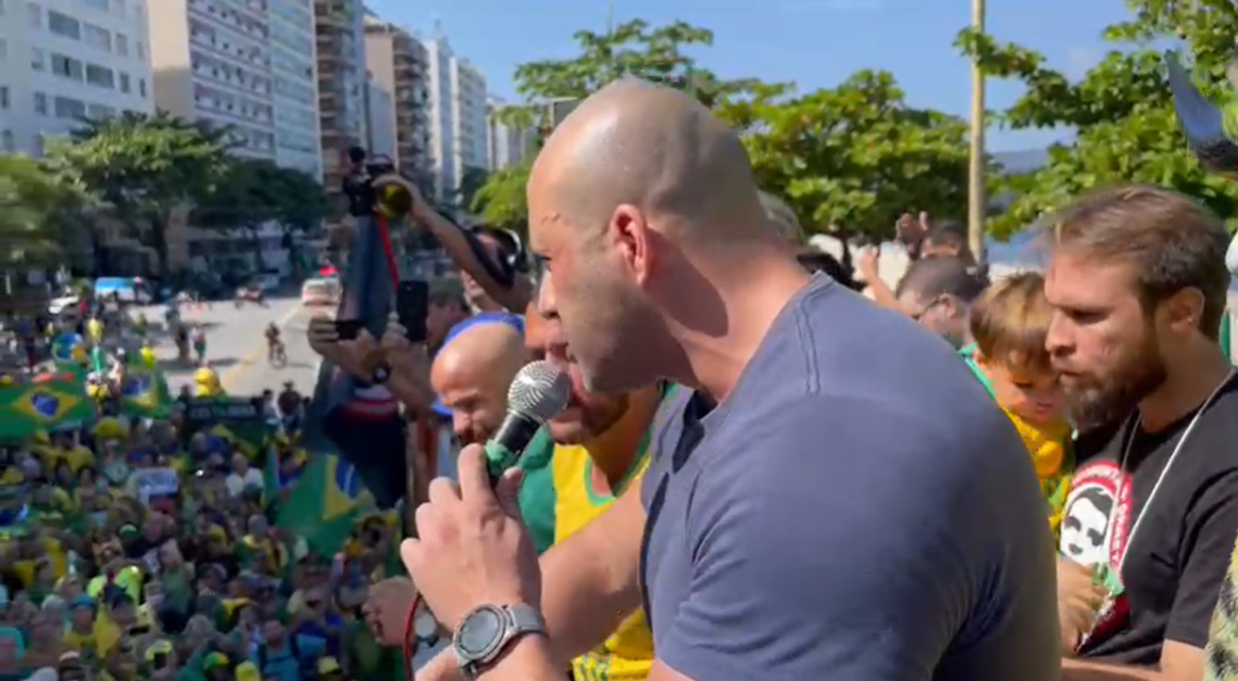 Silveira discursa em Niterói e diz que sua prisão foi inconstitucional, mas não ataca o STF