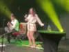 Bebel Gilberto, sobrinha de Chico, pisoteia bandeira do Brasil no palco