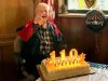 Fazer o que ama, leite e rir: americano de 110 anos compartilha os 6 segredos da longevidade